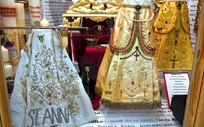 Stroje z licznymi wotami.  