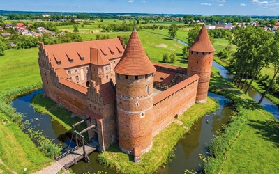 Wielu taka wersja obiektu przypomina warownię w litewskich Trokach.