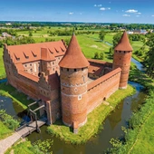 Wielu taka wersja obiektu przypomina warownię w litewskich Trokach.