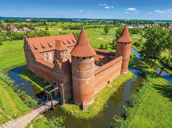Wielu taka wersja obiektu przypomina warownię w litewskich Trokach.