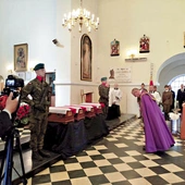 Mszy św. pogrzebowej przewodniczył ks. Adam Ners, proboszcz parafii w Zagrobie.