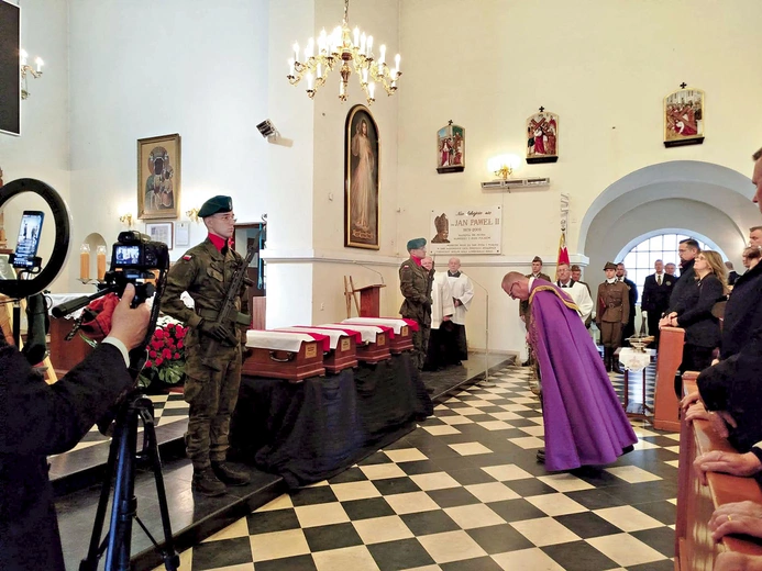 Mszy św. pogrzebowej przewodniczył ks. Adam Ners, proboszcz parafii w Zagrobie.