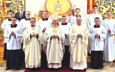 Nowi członkowie koła wraz kadrą seminarium i bp. M. Solarczykiem.