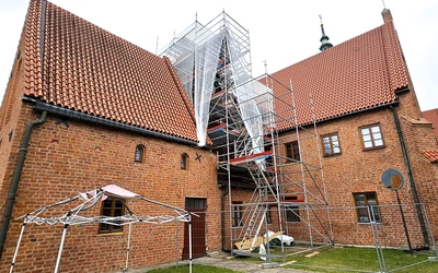 Wokół komina piekarnika ustawiono już rusztowania. 