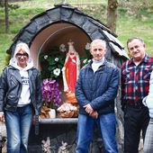 Przy kapliczce w Królowej Polskiej ks. Grzegorz Kiełbasa oraz Sawiccy, Kocembowie i Morańscy.