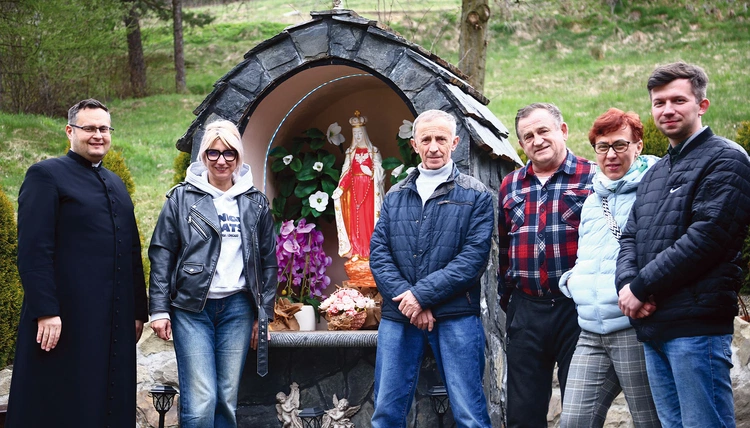 Przy kapliczce w Królowej Polskiej ks. Grzegorz Kiełbasa oraz Sawiccy, Kocembowie i Morańscy.