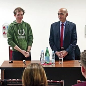 Studenci podczas spotkania zadawali pytania o sytuację chrześcijan w kraju św. Szarbela.