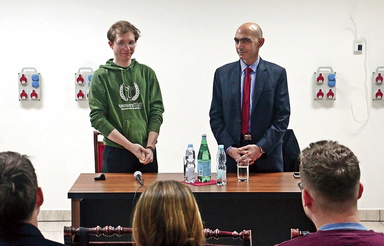 Studenci podczas spotkania zadawali pytania o sytuację chrześcijan w kraju św. Szarbela.