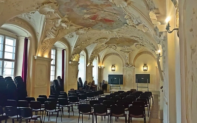 Zakonnicy bardzo długo starali się o pieniądze  na odnowienie tych wnętrz.