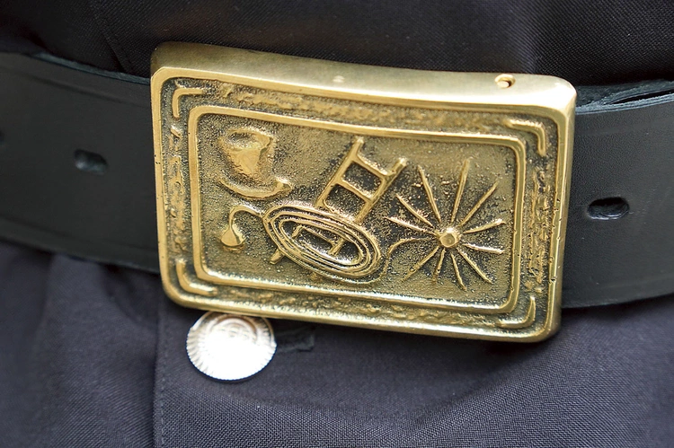 Na mundurze odnaleźć można charakterystyczne elementy. 