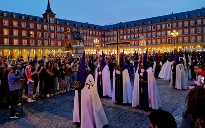 Hiszpania: Duży wzrost odsetka młodych, którzy deklarują, że są katolikami