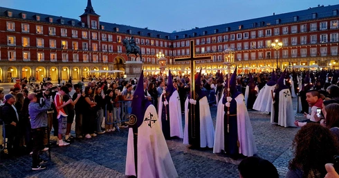 Hiszpania: Duży wzrost odsetka młodych, którzy deklarują, że są katolikami