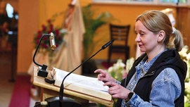 W dzień i w nocy będą czytać, a nawet śpiewać całe Pismo Święte