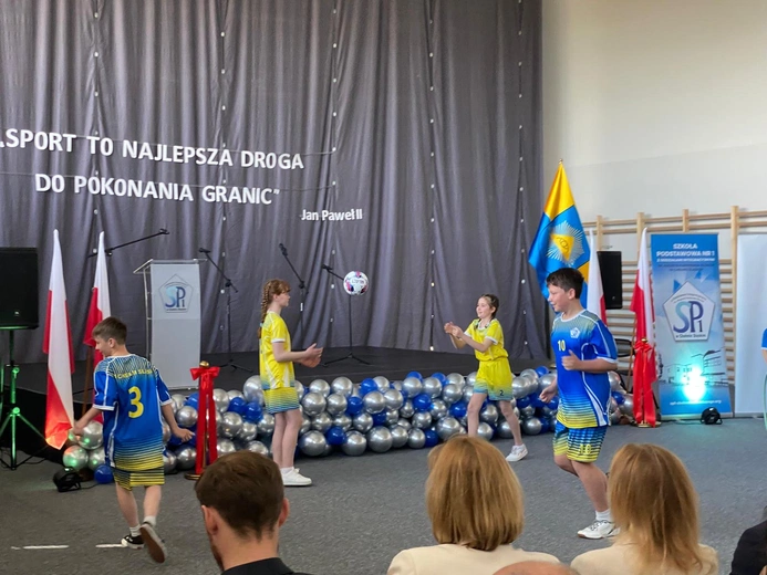 Chełm Śląski. Nowoczesna hala sportowa otwarta. Inwestycja za 9 milionów złotych już służy uczniom i mieszkańcom