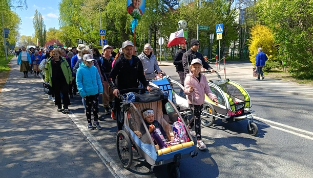 Pielgrzymi w drodze po miłosiedzie