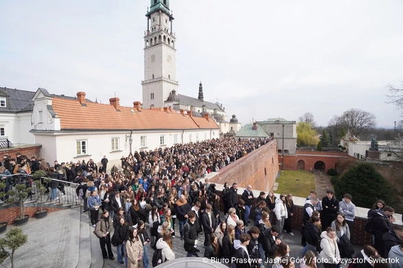 Uczniowie na jasnogórkich wałach