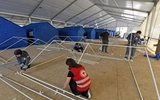 Budowanie tymczasowych schronień dla uchodźców w Bejrucie