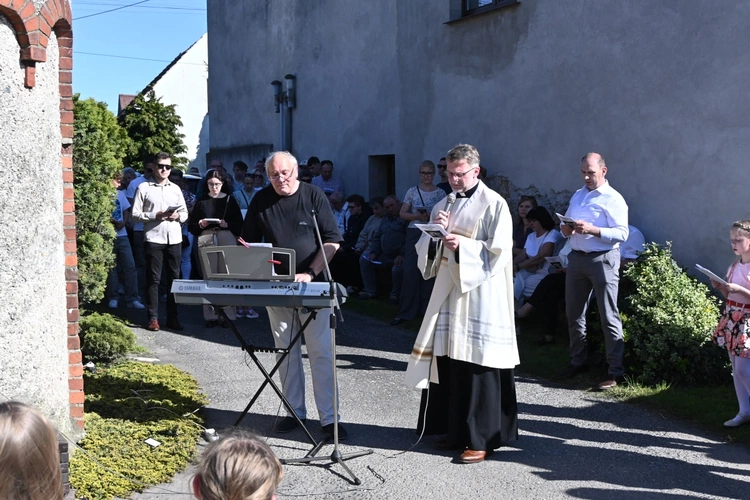 Nabożeństwo i Maibaum w Strzelcach Opolskich