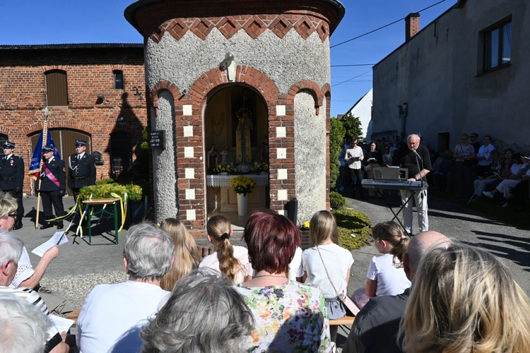 Nabożeństwo i Maibaum w Strzelcach Opolskich