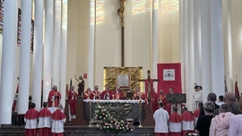 Abp Przybylski: Dzisiaj w świecie potrzebujemy ognia, który jest światłem prawdy