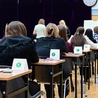 CKE: kilkunastu osobom unieważniono egzamin z polskiego za wniesienie telefonu, kilku - za ściąganie