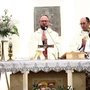 Nabożeństwu przewodniczył o. Grzegorz Gut. Obok proboszcz ks. Jan Majocha. 