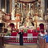Postacie obu świętych występują w katedrze w dwóch miejscach. Najbardziej zauważalne i imponujące są ich okazałe posągi zdobiące ołtarz główny.