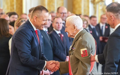 Na Zamku Królewskim prezydent RP wręczył odznaczenia państwowe. Odebrał je m.in. Jakub Nowakowski ps. Tomek, 102-letni powstaniec warszawski.