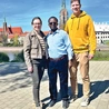  Ks. Aristides z przedstawicielami Fundacji „Wystartuj po więcej” z Sobótki.