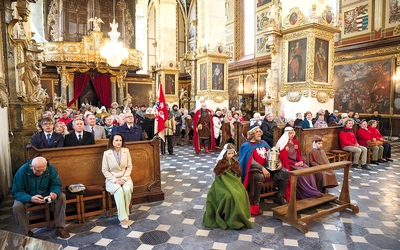 Na Liturgię przybyli mieszkańcy i goście, którzy wspólnie modlili się za miasto.