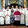 Nuncjusz apostolski w Polsce rozesłał do pracy misyjnej 10 osób. Wśród nich byli pochodzący z naszej archidiecezji ks. Artur Kozik (trzeci z lewej w drugim rzędzie) i o. Pio Siury OFM (drugi z lewej w pierwszym rzędzie).
