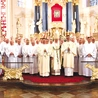  Do ich zadań należy przede wszystkim zanoszenie Komunii św. chorym, a także – w ramach potrzeby – w rozdzielaniu jej w parafii.