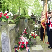 Młode pokolenie uczciło na warszawskich Powązkach wybitnego polskiego historyka rodem z niedzborskiej parafii.