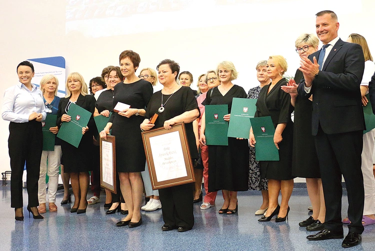 Uroczystość połączona była z wręczeniem dyplomów uznania i Medali Pro Masovia zasłużonym pielęgniarkom i położnym.