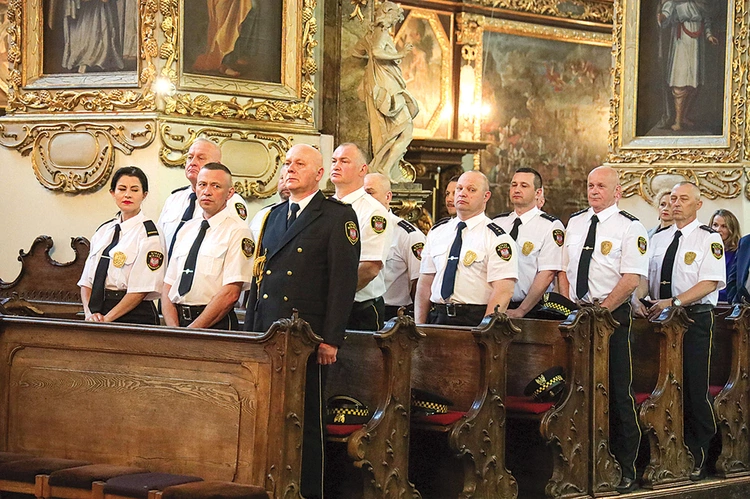 Wspólnie modlono się  za funkcjona- riuszy.