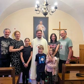 Ksiądz Mariusz Marszałek, Bogdan Tuła z żoną Magdą i dziećmi Marianną, Jankiem i Anielą (z prawej) oraz Roman Lewandowski z żoną Renatą w wileńskiej kaplicy, miejscu, w którym E. Kazimirowski namalował pierwszy obraz Jezusa Miłosiernego.