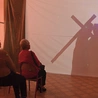 Jedna ze scen przygotowanego przez młodzież teatru cieni. 