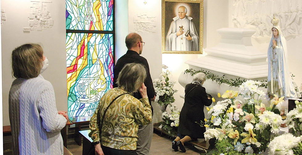 Wciąż rośnie liczba czcicieli o. Stanisława i pielgrzymów odwiedzających to miejsce.