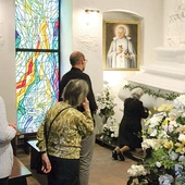 Wciąż rośnie liczba czcicieli o. Stanisława i pielgrzymów odwiedzających to miejsce.