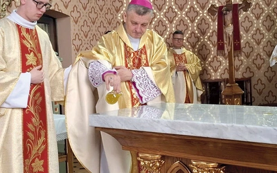 Centralnym momentem liturgii było namaszczenie ołtarza krzyżmem świętym.