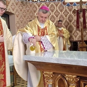Centralnym momentem liturgii było namaszczenie ołtarza krzyżmem świętym.
