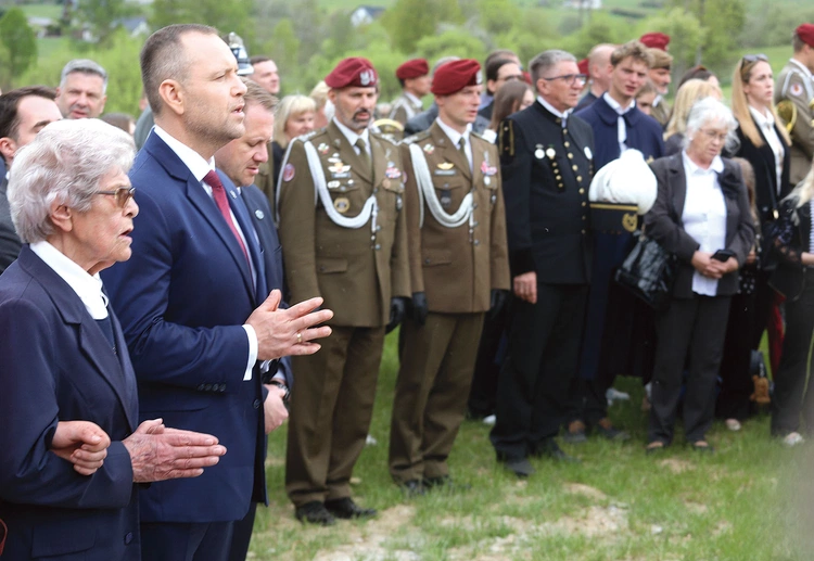 W kondukcie na cmentarz wojenny prezydent Nawrocki szedł wraz z córką „Bartka” – Alicją. 