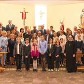 Wspólne zdjęcie części uczestników, organizatorów, darczyńców i wolontariuszy.