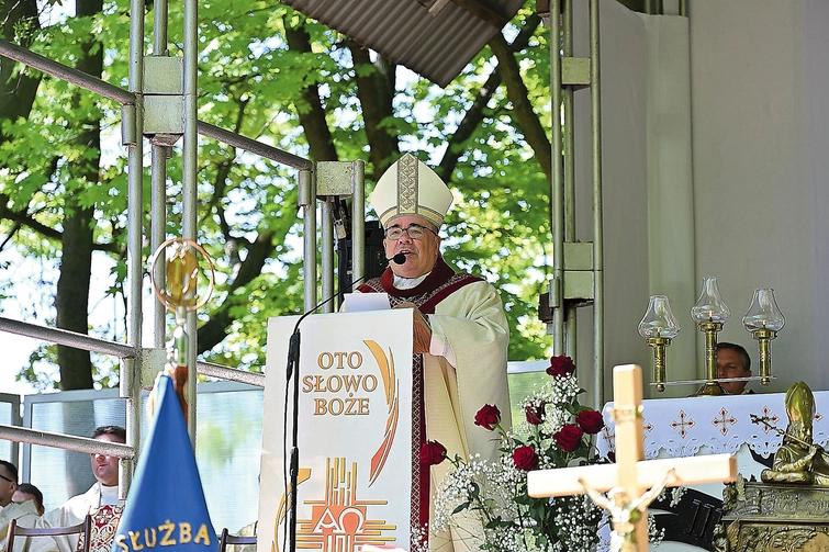 Słowo Boże wygłosił nuncjusz apostolski w Polsce.