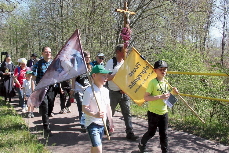 Pielgrzymi  ze Słupska tuż przed Koszalinem w miejscowości Kłos. Mimo ostrego słońca i najbardziej wymagającej trasy humory i pątniczy duch ich nie opuszczały – ze śpiewem wspięli się  na szczyt Góry Chełmskiej.