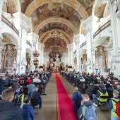 Krzeszowska bazylika mniejsza wypełniła się mężczyznami z całego Dolnego Śląska.
