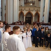 Alumni poznawali specyfikę „życia za kratami”, odwiedzili też lubańską parafię. 