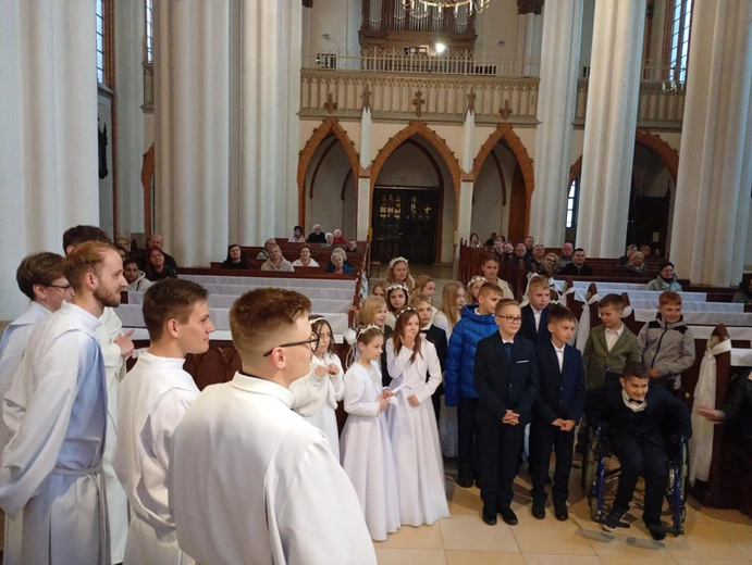 Alumni poznawali specyfikę „życia za kratami”, odwiedzili też lubańską parafię. 