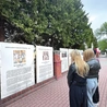 Wierni z zaciekawieniem czytają historię i osiągnięcia byłych gospodarzy wspólnoty. 