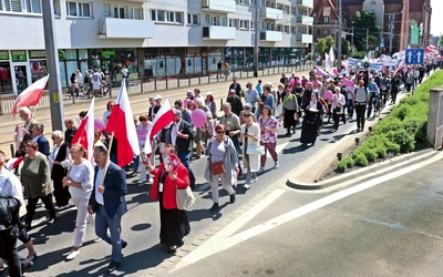Do pochodu  dołączali  przechodnie i turyści.